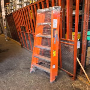 Escalera de tijera, tipo ll, 5 peldaños, fibra de vidrio