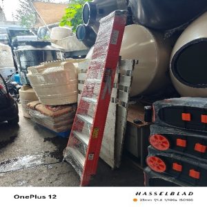 Escalera de tijera, tipo ll, 7 peldaños, fibra de vidrio.